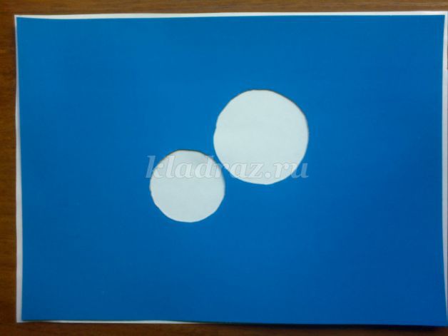 Синяя бумага с белыми кружками