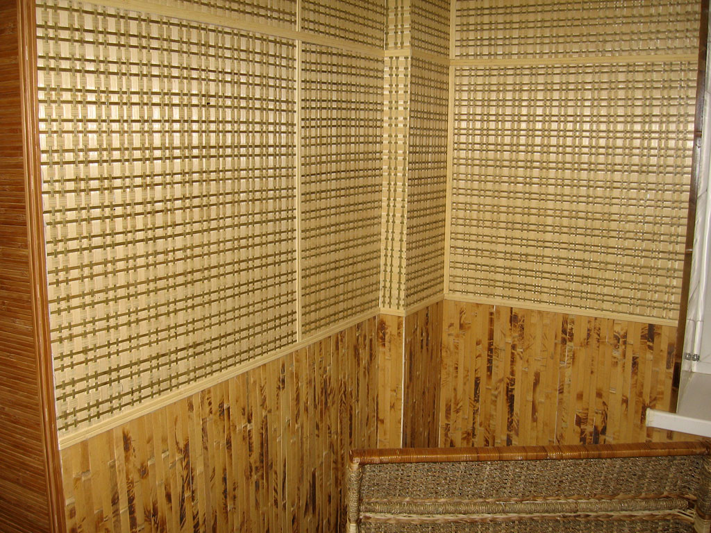 Бамбуковые панели на стене
