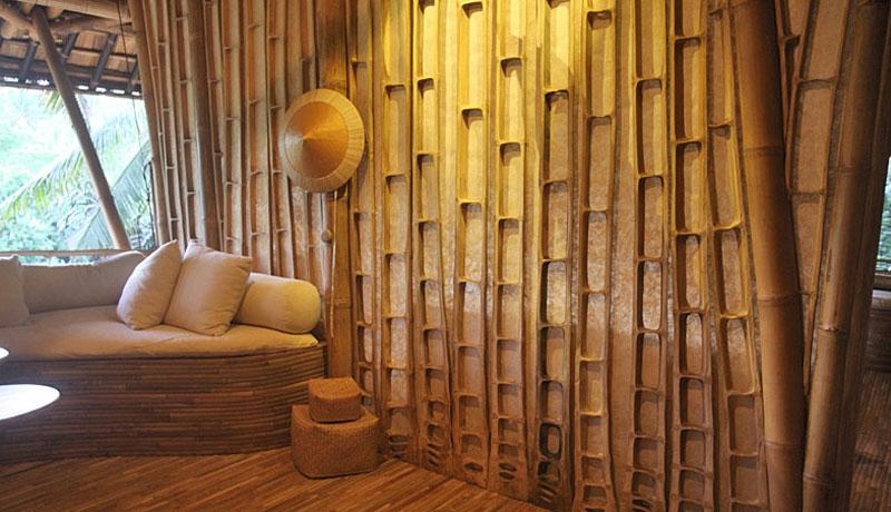 Пример украшения стены бамбуком