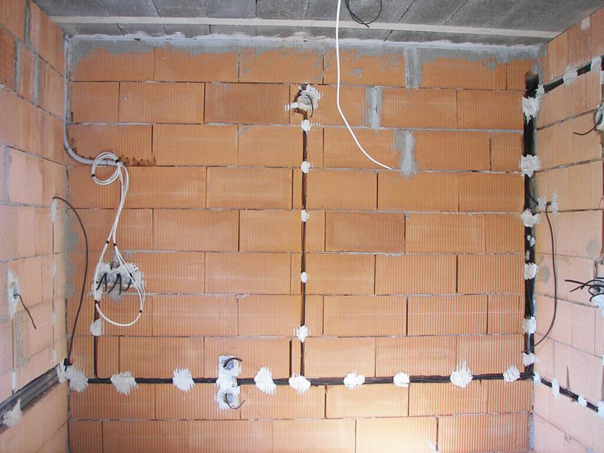 Прокладка электропроводки по кирпичным стенам в гараже с последующим оштукатуриванием